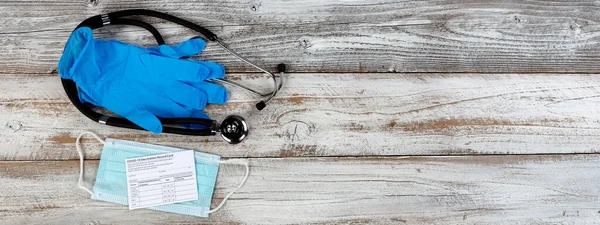 Tarjeta Registro Vacunación Covid Con Estetoscopio Médico Guantes Látex Mascarilla —  Fotos de Stock