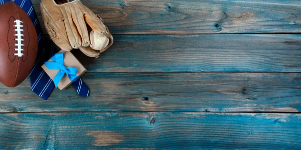 Fußball Baseball Handschuhe Krawatte Und Geschenkbox Auf Verblichenem Blauem Holz — Stockfoto