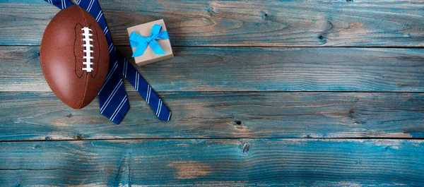 Fußball Krawatte Und Geschenkbox Auf Verblichenem Blauem Holz Für Einen — Stockfoto
