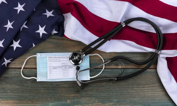 Amerikanische Flagge Mit Covid Impfausweis Persönlicher Gesichtsmaske Und Stethoskop Auf — Stockfoto