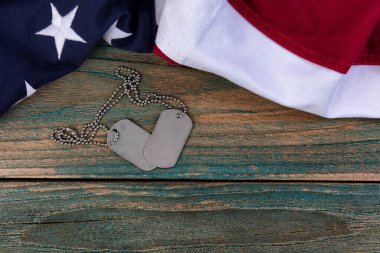 Anma Günü, İşçi Bayramı ve 4 Temmuz bayramı konseptleri için Amerikan bayrağı ve askeri kimlik etiketleri sallıyordu. 