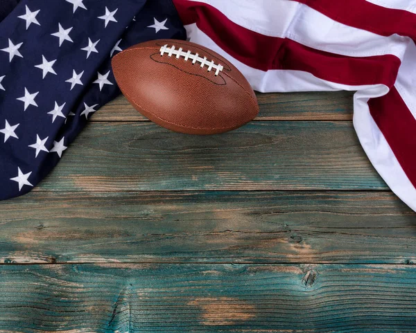 Flagge Mit American Football Auf Verblassten Blauen Holzplanken Für Sportkonzept — Stockfoto