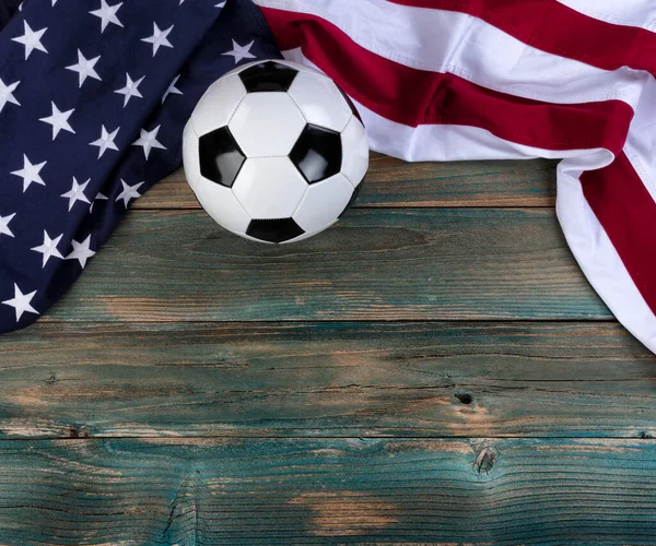 Usa Flagge Mit Fußball Auf Verblassten Blauen Holzplanken Für Sportkonzept — Stockfoto
