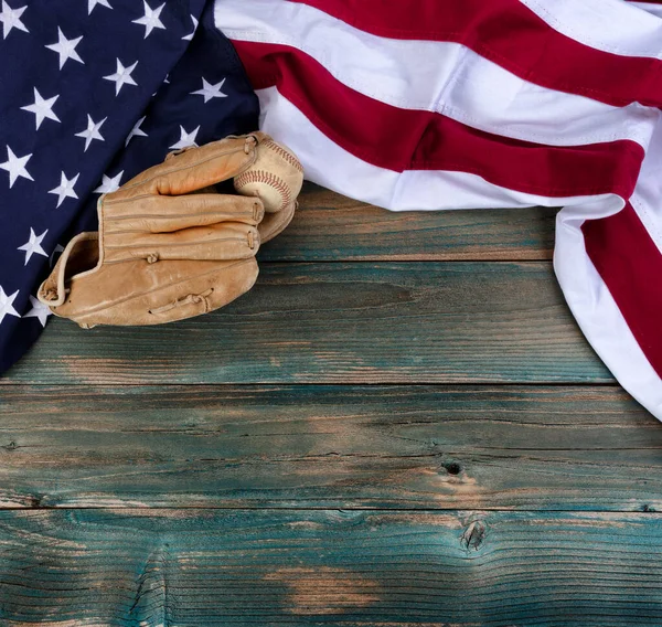 Bandera Estados Unidos Con Béisbol Americano Guante Tablones Madera Azul — Foto de Stock