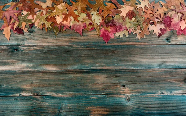 淡淡的秋叶顶部的边框 在乡村蓝色木板上 作为感恩节背景的概念 — 图库照片