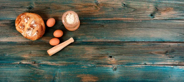 Pane Intero Appena Sfornato Pasta Madre Farina Uova Mattarello Assi — Foto Stock