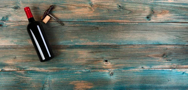 Rotweinhintergrund Mit Flasche Und Vintage Korkenzieher Auf Verblassten Blauen Holzplanken — Stockfoto