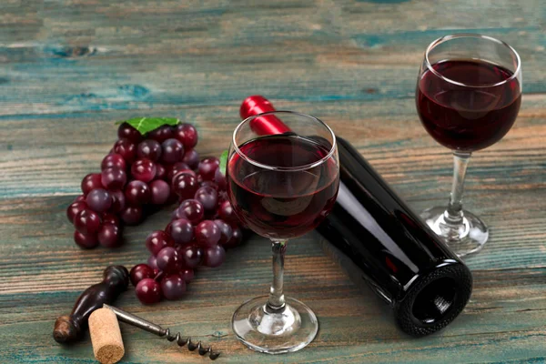 Focus Selettivo Del Bordo Del Bicchiere Vino Rosso Con Bottiglia — Foto Stock