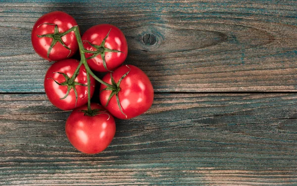 Boven Hoofd Van Verse Tomaten Vervaagde Blauwe Rustieke Houten Tafel — Stockfoto
