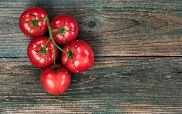 Sobrecarga Tomates Frescos Mesa Madera Rústica Azul Descolorida —  Fotos de Stock