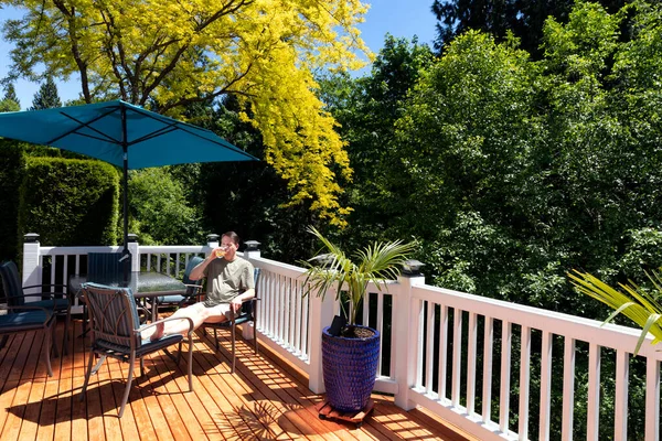 Mature Homme Sur Terrasse Extérieure Maison Profitant Une Bière Rafraîchissante — Photo