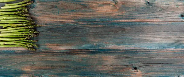 Pile Fresh Organic Asparagus Faded Blue Wood Planks Overhead View — Stock Photo, Image