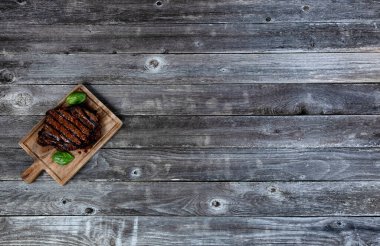 Taze ızgara biftek artı ahşap masa üzerinde sunucu ve bolca fotokopi alanı. 