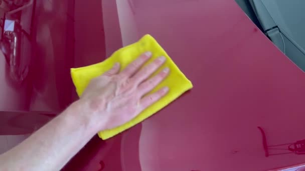 Capuz Limpeza Mão Masculino Carro Com Pano Microfibra — Vídeo de Stock