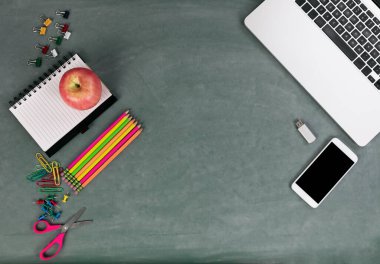 Geleneksel ve modern teknoloji eğitim malzemeleriyle birlikte yeşil karatahta formatında okula dönüyorum. 