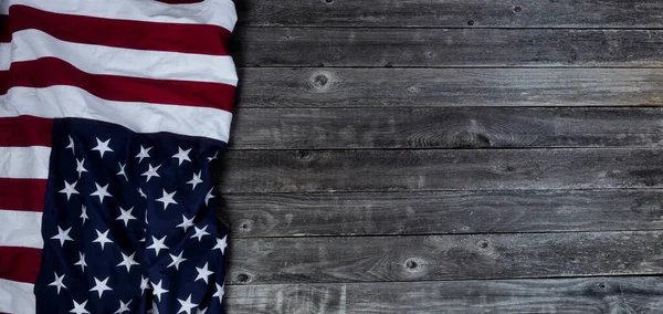 Große Amerikanische Flagge Auf Wetter Altem Holz Für Uns Urlaubskonzept — Stockfoto