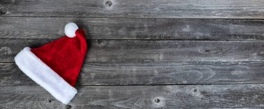 Solmuş odunda kırmızı Noel Baba şapkası Mutlu noeller ya da mutlu noeller bayramı kutlamaları 