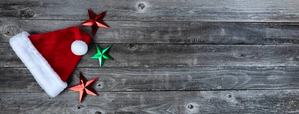 Roter Weihnachtsmütze Und Sternenformen Auf Verblichenem Holz Für Frohe Weihnachten — Stockfoto