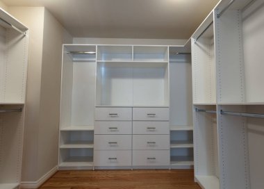 Ahşap zeminli modern ev beyaz iç dolap. 