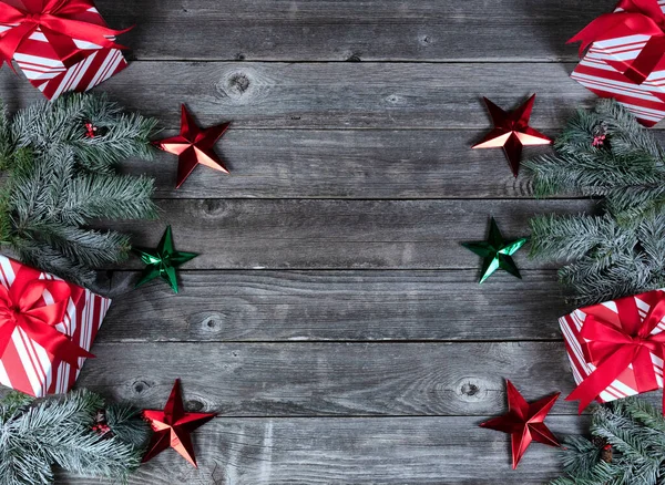 Cadeaudoosje Elke Hoek Besneeuwde Dennentakken Sterversieringen Vervaagde Houten Planken Voor — Stockfoto