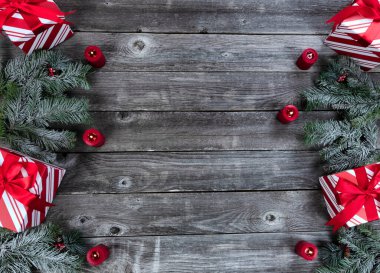 Her köşede hediye kutusu artı kar kaplı köknar dalları ve yanan mum süslemeleri solmuş ahşap kalaslarda mutlu noeller ya da mutlu noeller kutlaması konsepti için. 