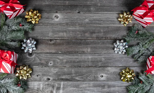 Geschenkschachteln Goldene Und Silberne Schleifen Sowie Tannenzweigdekorationen Auf Rustikalen Holzplanken — Stockfoto