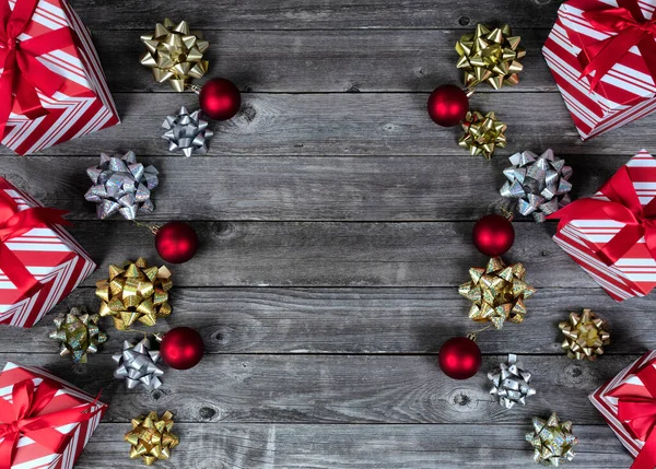 Regalos Temporada Con Decoraciones Tablones Rústicos Madera Para Una Feliz —  Fotos de Stock