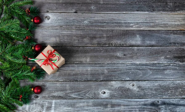 Fir Boom Takken Rode Bal Ornamenten Geschenkdoos Rustieke Houten Plank — Stockfoto