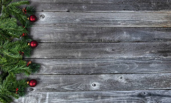 Branches Sapin Ornements Boule Rouge Sur Fond Planche Bois Rustique — Photo