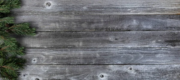 Linker Rand Aus Echten Tannenzweigen Auf Rustikalem Holzplankenhintergrund Für Ein — Stockfoto