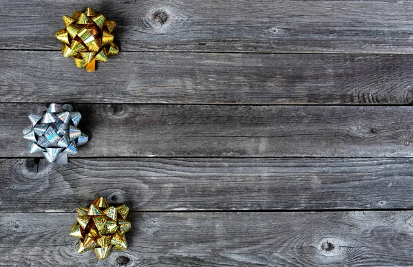 Linkerrand Van Goud Zilver Boog Ornamenten Rustieke Houten Plank Achtergrond — Stockfoto