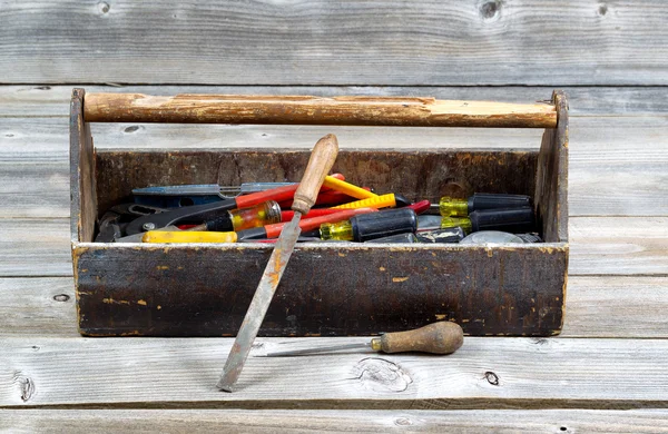 Werkzeugkiste gefüllt mit Arbeitsgeräten — Stockfoto