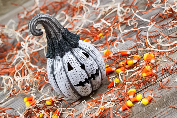 Schuine eng zwart-wit halloween pompoen op rustieke hout — Stockfoto