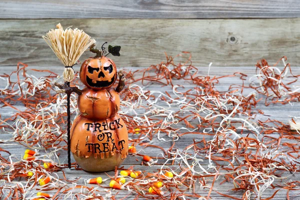 Figurine effrayante en céramique de citrouille orange sur bois rustique — Photo
