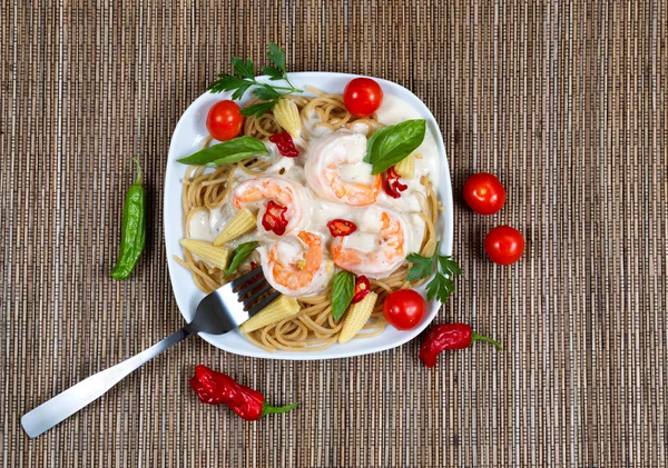 Freshly homemade creamy shrimp Alfredo pasta — Stock Photo, Image