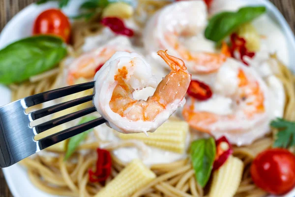 Extreme closep of cooked shrimp on fork — Stock Photo, Image