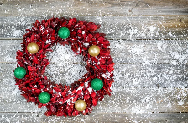 Natural leaf wreath with ornaments and snow for the seasonal hol — Stock Photo, Image