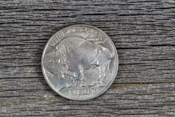 Amerikanska buffalo nickel på rustika trä — Stockfoto