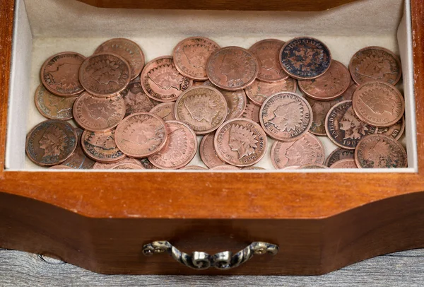 Cajón vestidor antiguo de roble lleno de viejos centavos indios — Foto de Stock