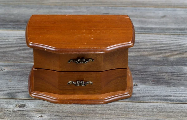 Commode antique en chêne sur des planches rustiques en bois — Photo