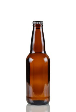 açılmamış bira şişesi üzerinde yansıması ile beyaz 