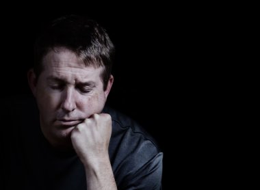 Olgun erkek gözleri kapalı ve el negatif ifade çene