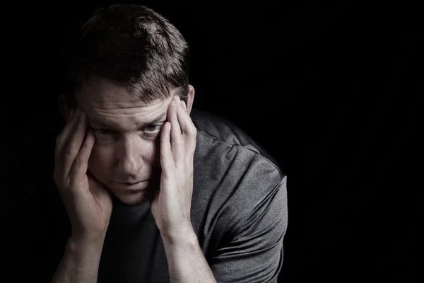 Volwassen man met hoofdpijn van stress — Stockfoto