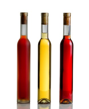 yansıması ile beyaz şarap şişeleri 