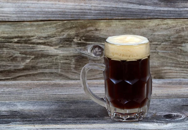 Proyecto de cerveza Stout en Stein de vidrio sobre madera rústica — Foto de Stock