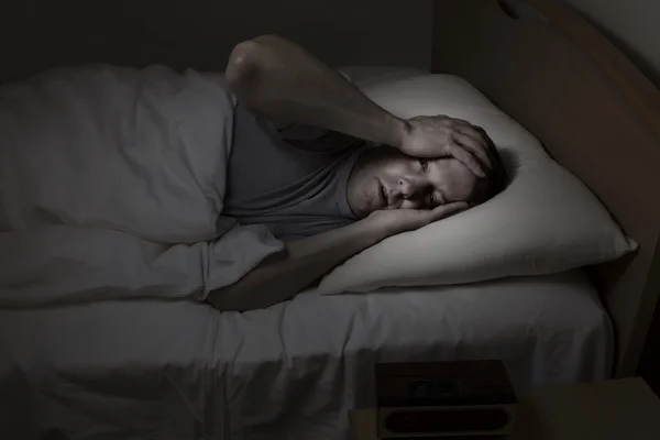 Dojrzały człowiek problemy snu — Zdjęcie stockowe