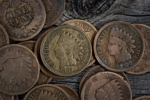 Monedas de penique raras en madera — Foto de Stock