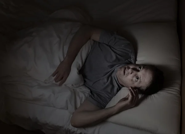 밤 시간 동안 잠들 수 없는 성숙한 남자 — 스톡 사진