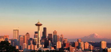 Güzel bir yaz boyunca Seattle Washington şehri günbatımı 