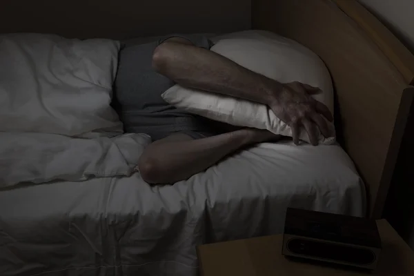 O homem não consegue dormir à noite. — Fotografia de Stock